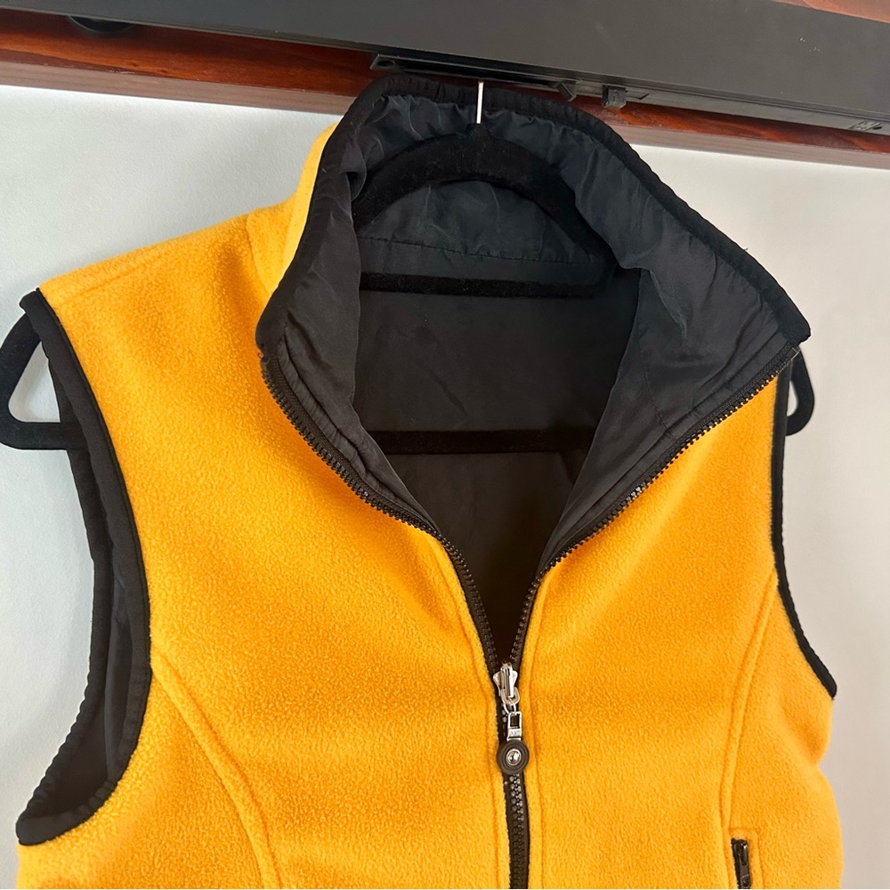 Reversible FU DA Sport vest with yellow fleece side & silk black reverse side - Picture 4 of 9